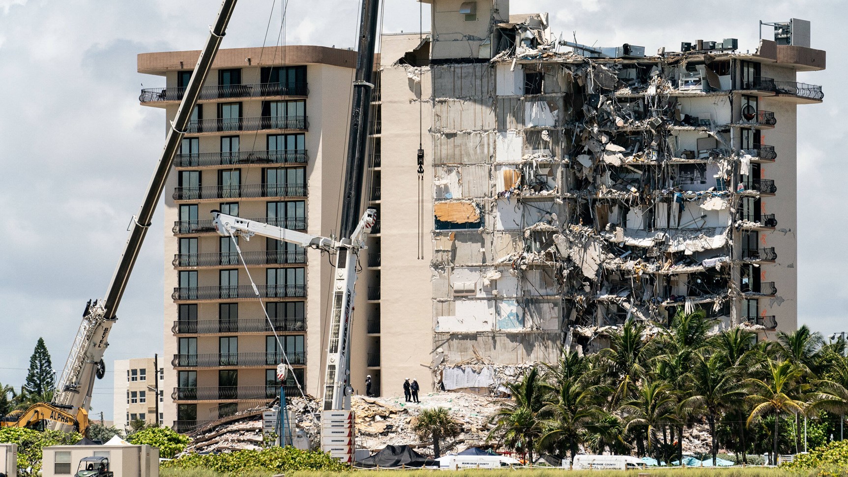 Miami apartment building collapses